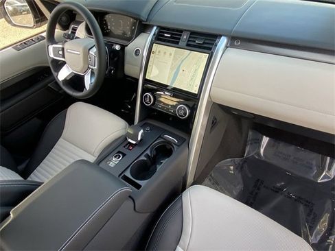 Used 2025 Land Rover Discovery Metropolitan Edition image 13