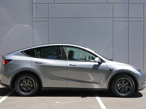 Used 2024 Tesla Model Y Long Range RWD image 53