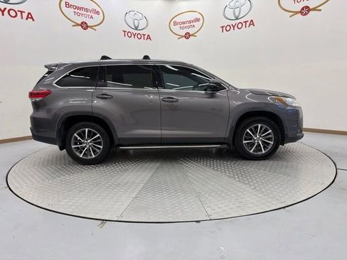Used 2019 Toyota Highlander XLE FWD image 3