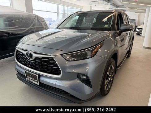 Used 2022 Toyota Highlander XLE AWD/4WD image 1