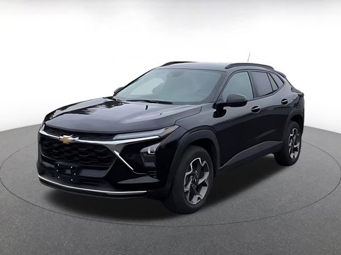 Used 2025 Chevrolet Trax LT w/ LT Convenience Package image 7