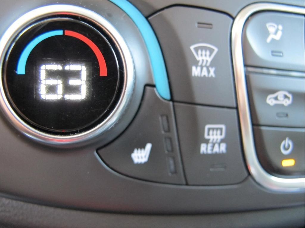 Used 2019 Chevrolet Traverse LT FWD image 17