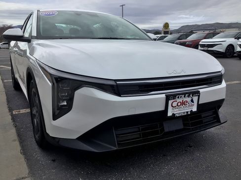 Used 2025 Kia K4 LXS FWD image 1