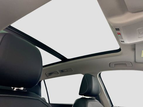 Certified 2023 Volkswagen Tiguan SE w/ Panoramic Sunroof Package image 16