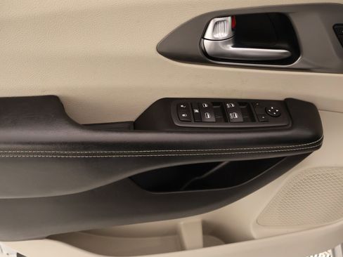 Used 2022 Chrysler Pacifica Touring-L FWD image 16