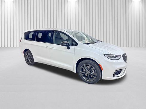 New 2026 Chrysler Pacifica Select image 2
