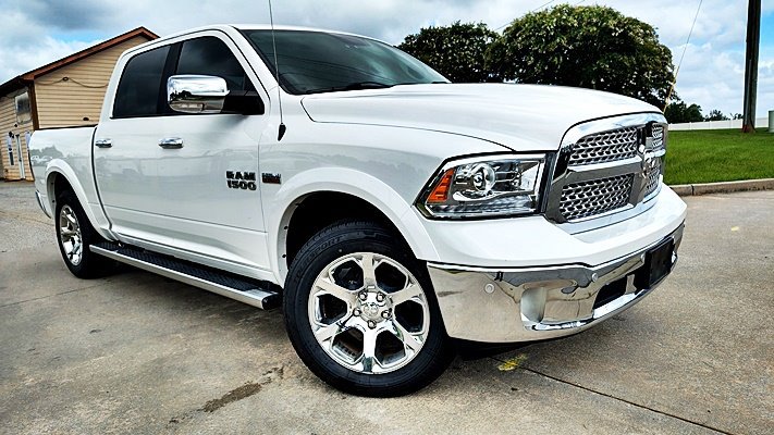 Used 2017 RAM 1500 Laramie w/ Convenience Group AWD/4WD image 2