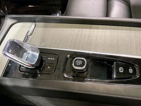 Certified 2024 Volvo V60 B5 Cross Country Ultimate w/ Protection Package Premier image 32