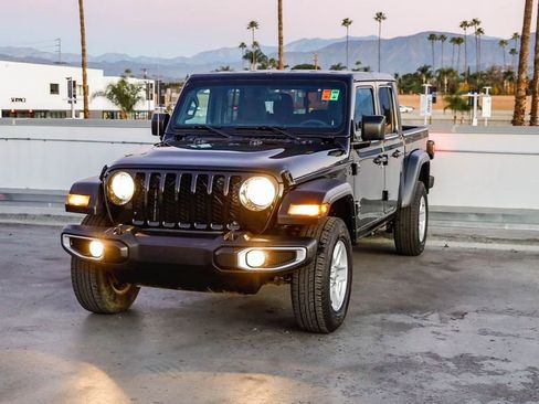Used 2023 Jeep Gladiator Sport image 4
