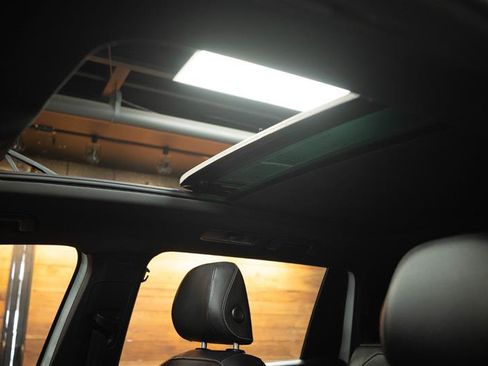 Used 2021 Volkswagen Tiguan SE R-Line image 30