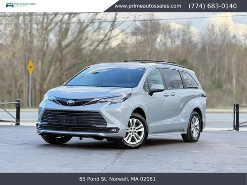 Used 2022 Toyota Sienna XLE Woodland Edition AWD/4WD image 4