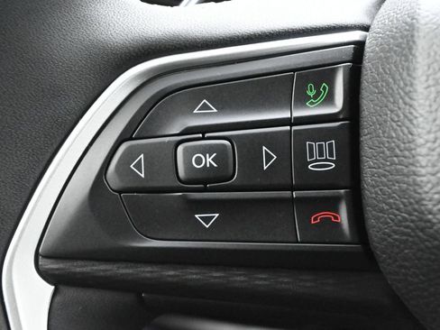 Used 2023 Jeep Grand Cherokee Altitude RWD image 6