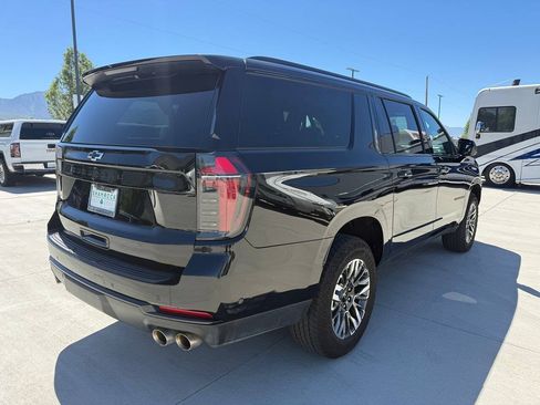 Used 2025 Chevrolet Suburban Z71 AWD/4WD image 3