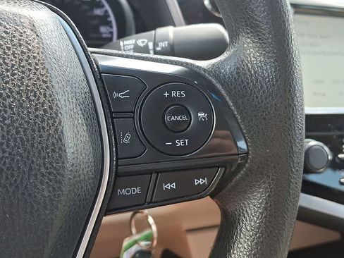 Used 2018 Toyota Camry LE image 18