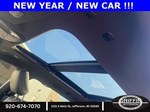 Used 2025 Chrysler Pacifica Select image 17