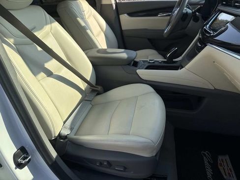 Used 2023 Cadillac XT6 Premium Luxury w/ Technology Package FWD image 9