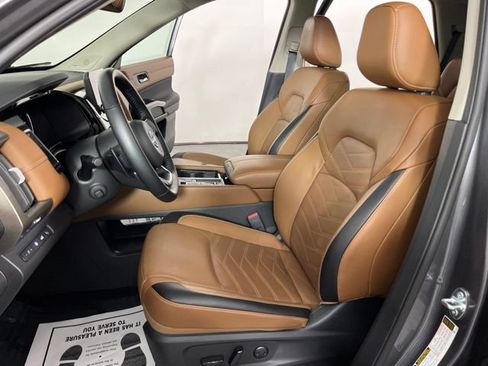 Used 2025 Nissan Pathfinder Platinum w/ Black Appearance Package FWD image 20