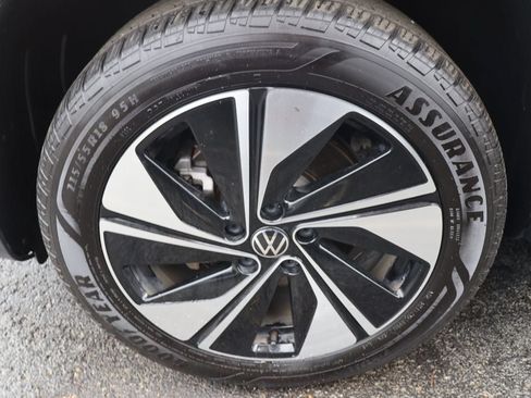 Used 2025 Volkswagen Taos SE AWD/4WD image 8
