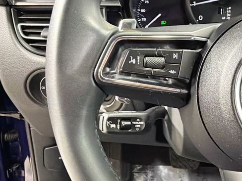 Certified 2025 Porsche Macan image 37