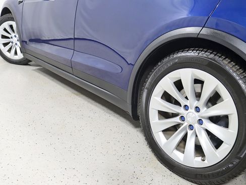 Used 2018 Tesla Model X 75D image 13