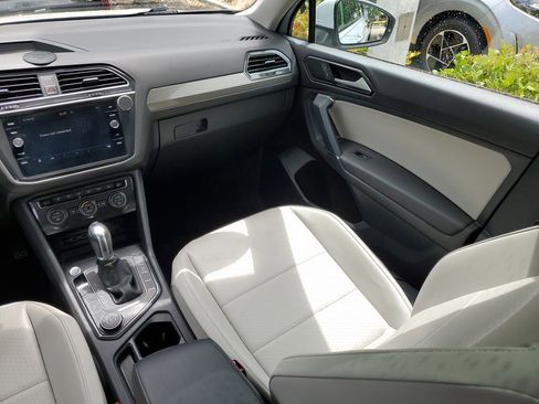 Used 2018 Volkswagen Tiguan SE w/ Panoramic Sunroof Package image 11