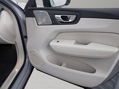 New 2025 Volvo XC60 B5 Ultra w/ Climate Package image 18