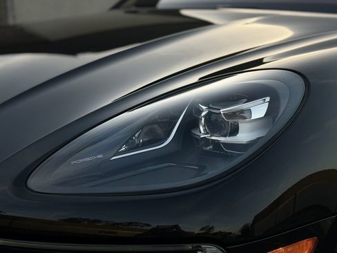 Used 2020 Porsche Macan Turbo image 8