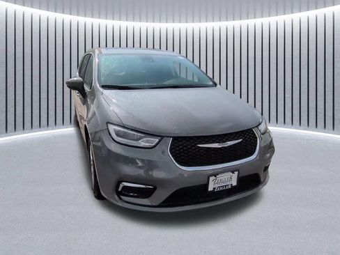 Used 2023 Chrysler Pacifica Touring-L FWD image 24
