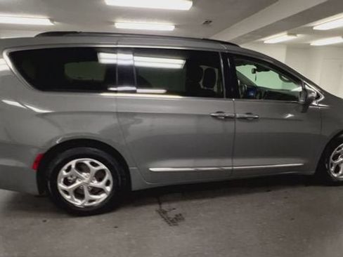 Used 2022 Chrysler Pacifica Limited FWD image 9
