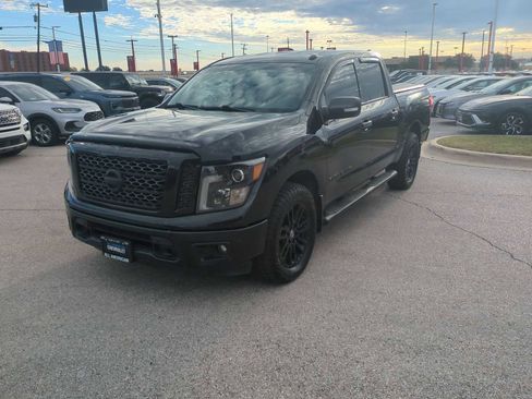 Used 2018 Nissan Titan SV w/ SV Convenience Package image 4