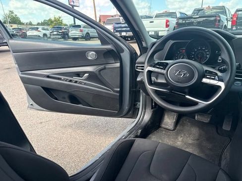 Used 2022 Hyundai Elantra SEL FWD image 12