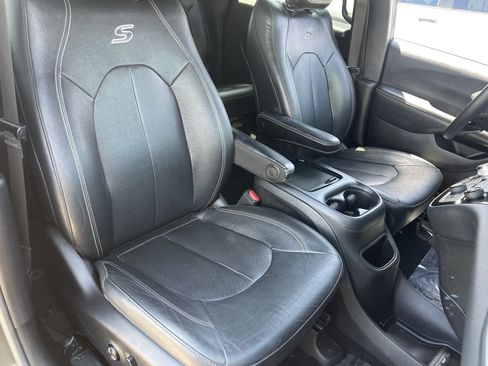 Used 2021 Chrysler Pacifica Touring-L w/ Premium & Safety Sphere Group FWD image 9