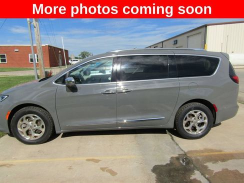 Used 2021 Chrysler Pacifica Limited w/ Premium & Safety Sphere Group AWD/4WD image 2