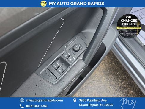 Used 2023 Volkswagen Tiguan SE image 11