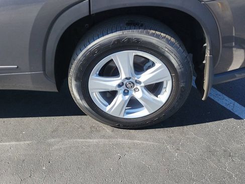 Used 2023 Toyota Highlander LE image 5