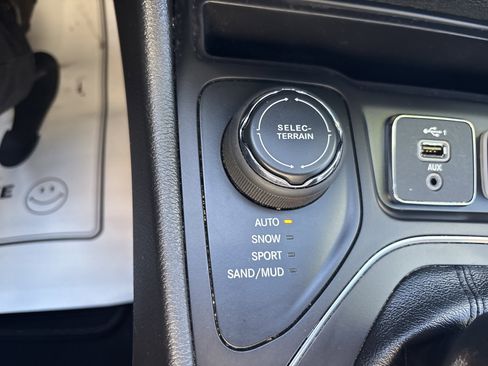 Used 2020 Jeep Cherokee Latitude Plus w/ Comfort/Convenience Group image 31