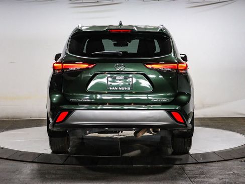 Used 2023 Toyota Highlander Platinum FWD image 3