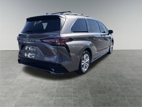 Used 2021 Toyota Sienna XSE image 6