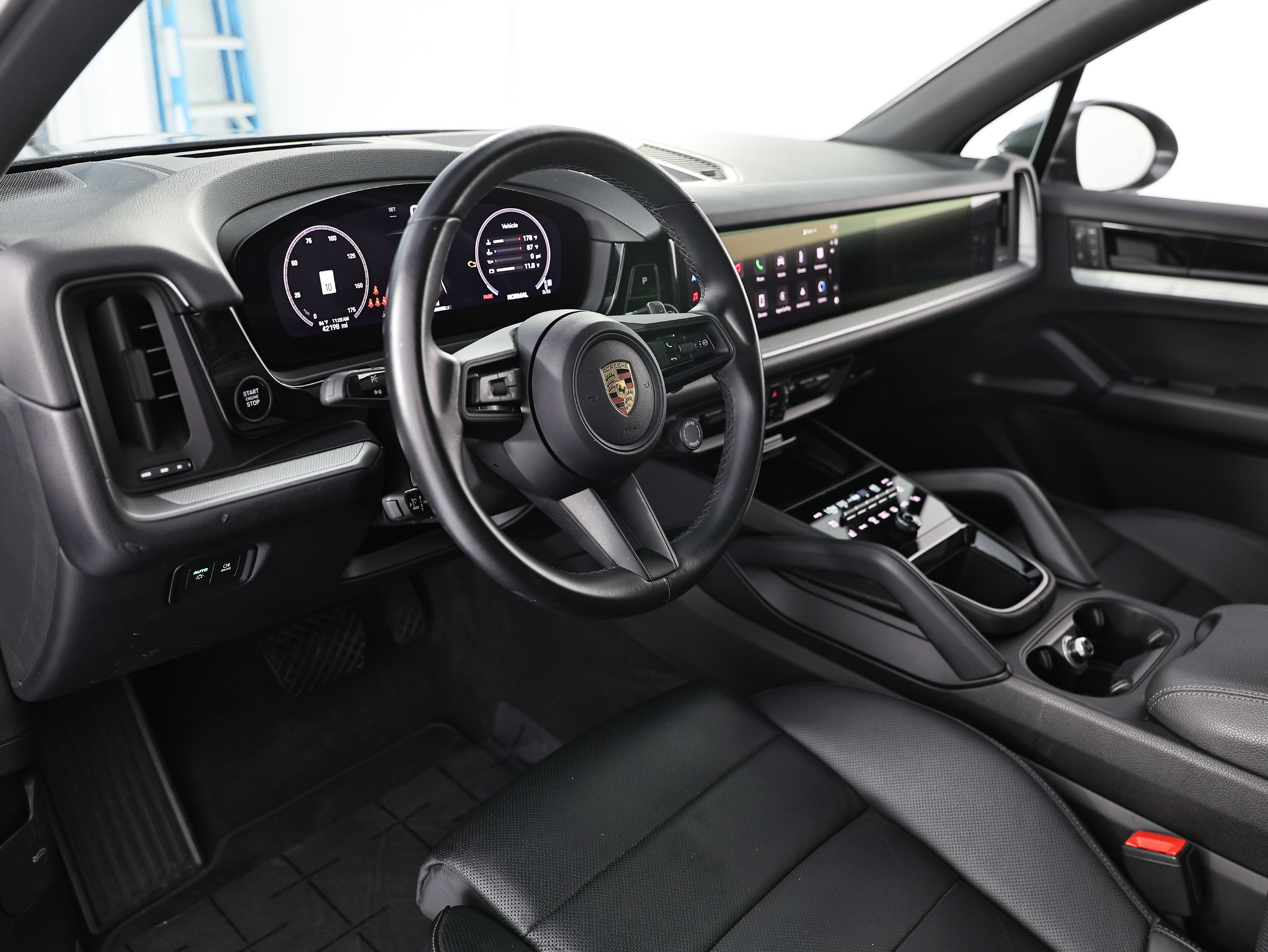Used 2024 Porsche Cayenne AWD/4WD image 4