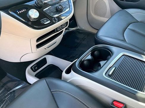 Used 2024 Chrysler Pacifica Touring-L image 17