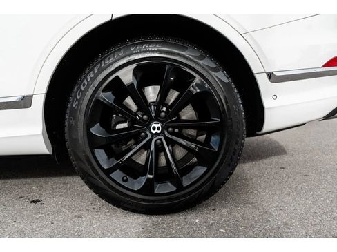 Certified 2022 Bentley Bentayga image 7