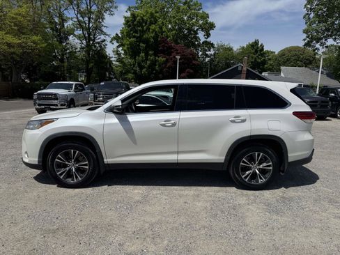 Used 2019 Toyota Highlander LE AWD/4WD image 8