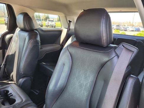 Used 2025 Kia Carnival image 12