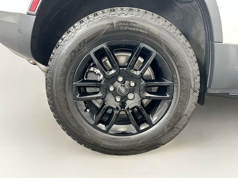 Used 2025 Land Rover Defender 110 S image 32