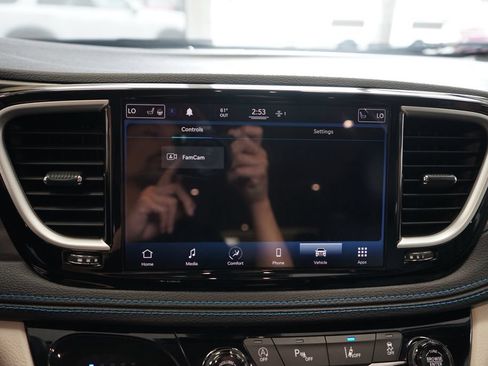 Used 2021 Chrysler Pacifica Touring-L w/ Uconnect Theater Family Group AWD/4WD image 38