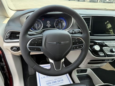 Used 2023 Chrysler Pacifica Touring-L FWD image 22