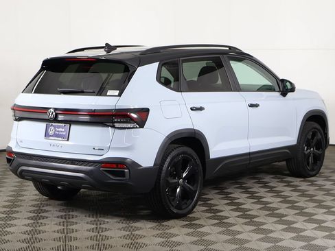 Used 2025 Volkswagen Taos SE AWD/4WD image 12