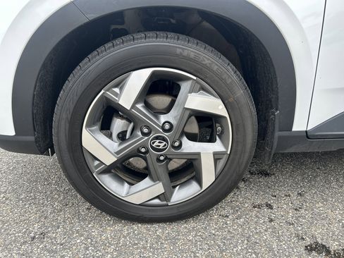 Certified 2025 Hyundai Venue SEL FWD image 12