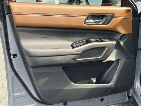 Used 2025 Nissan Pathfinder Platinum FWD image 15