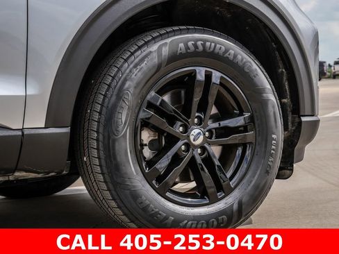 Used 2023 Ford Explorer XLT w/ Equipment Group 202A AWD/4WD image 9